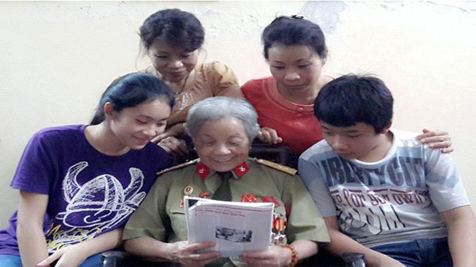 Con cháu bà Vấn quây quần nghe bà kể chuyện Điện Biên.