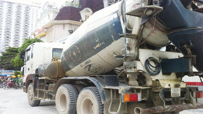 Vào phố cấm không phép, chiều qua xe bồn 30Y-0864 mang biển hiệu, lô gô Vimeco - Vinaconex chỉ bị CSGT xử lý sau khi Tiền Phong phản ánh. Ảnh: Anh Trọng