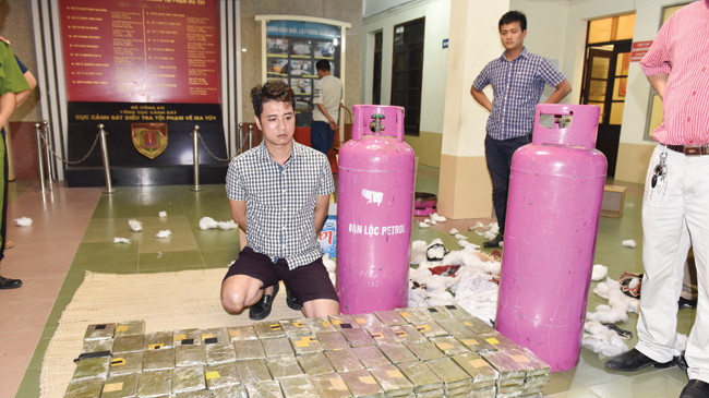 Đối tượng Hùng cùng tang vật tại cơ quan điều tra