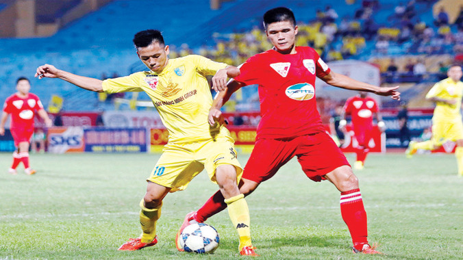 Thanh Hoá (phải) đánh mất ngôi đầu sau trận thua T&T Hà Nội chiều qua. Ảnh: Như Ý