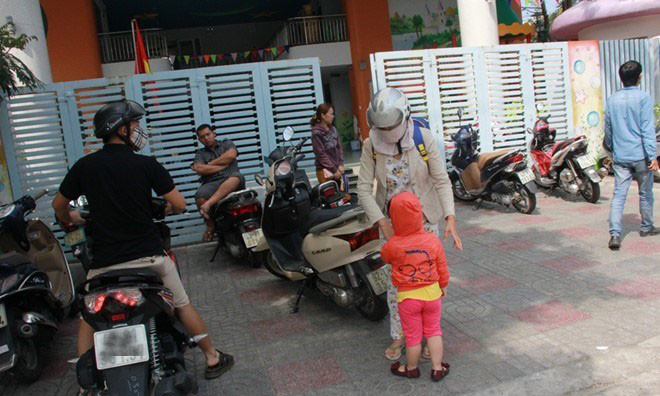 Nhiều phụ huynh phải đưa con về nhà vì giáo viên đồng loạt nghỉ việc. Ảnh: Lao Động