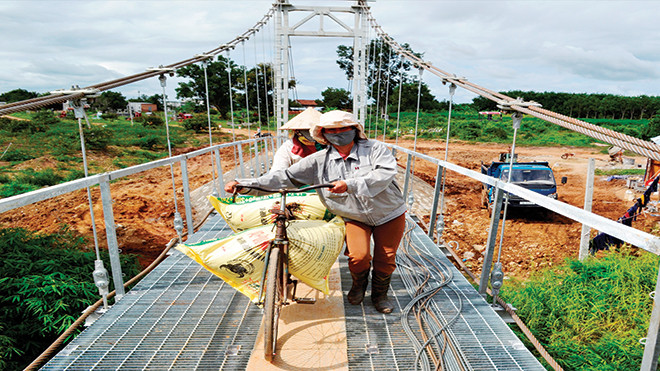 Dân thôn 6 vận chuyển hàng hóa trên cầu mới