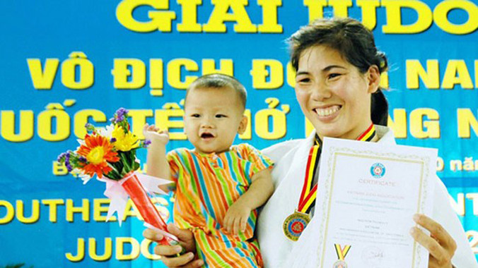 Như Ý và con trai trên bục nhận huy chương tại giải Judo Đông Nam Á mở rộng. Ảnh: Trí Sơn