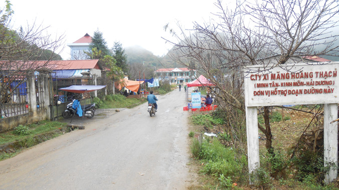 Đoạn đường Vicem Hoàng Thạch tặng bà con Lũng Cú, Đồng Văn, Hà Giang