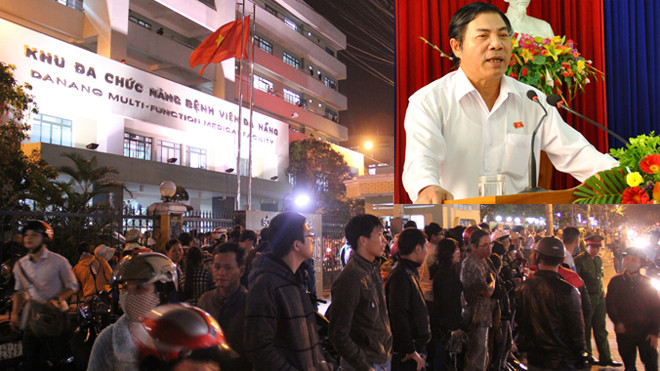 Người dân tập trung trước cổng bệnh viện đón ông Nguyễn Bá Thanh trở về (ảnh lớn). Ông Bá Thanh tại một buổi tiếp xúc cử tri gần đây (ảnh nhỏ). Ảnh: Anh Tuấn