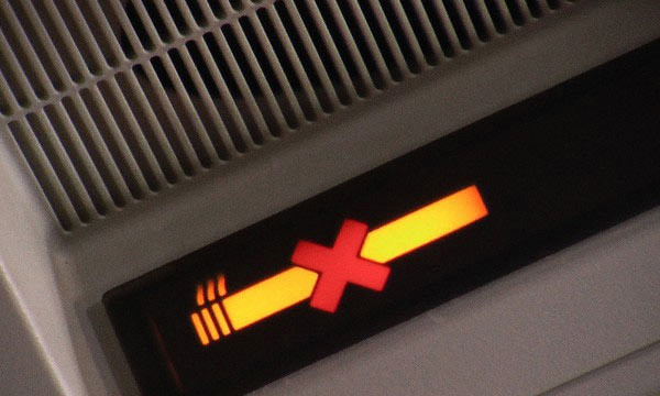 Khách nữ hút thuốc bị cấm bay 6 tháng