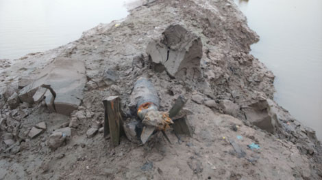 Nạo vét sông, phát hiện quả bom nặng 3 tạ