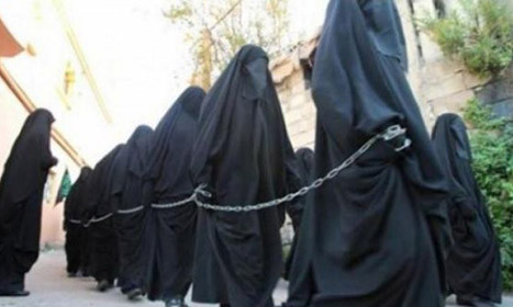 Hình ảnh được cho là chụp tại một chợ nô lệ của IS.