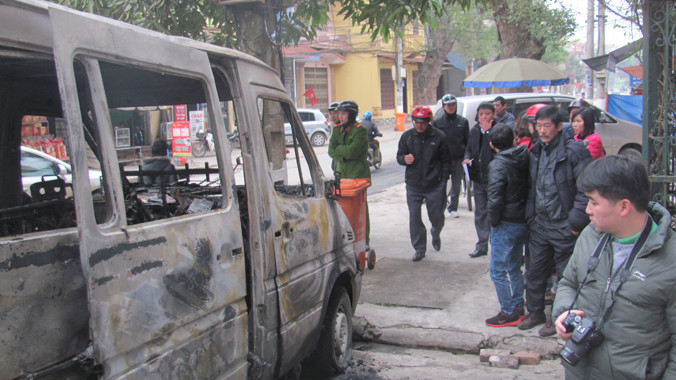 Xe đột nhiên bùng cháy làm mọi người hoảng hồn. Ảnh: Duy Chiến