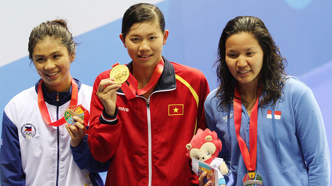 Ánh Viên (giữa) nhận HCV nội dung 200m ngửa. Ảnh: LT