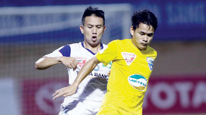 Thanh Hóa (phải) có chiến thắng quan trọng trước SLNA để bám sát Bình Dương trong cuộc đua vô địch. Ảnh: VSI