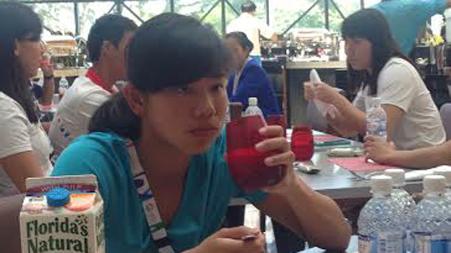 Ánh Viên dùng bữa tại Singapore với đồ ăn đa phần được mang theo từ Mỹ. Ảnh: TL