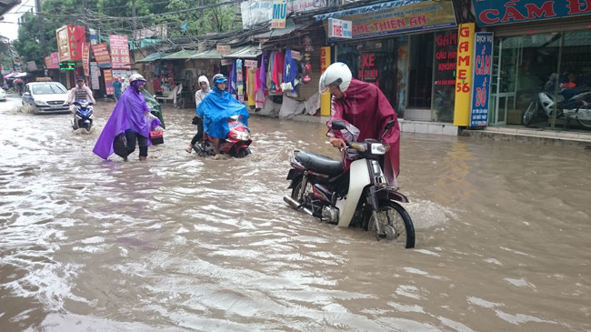 Phố Định Công (Hà Nội) ngập nửa bánh xe. Ảnh: Thanh Hà