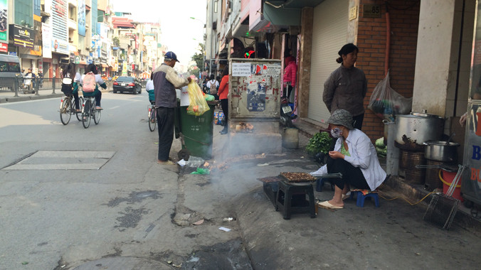 Quạt chả gần tủ điện hạ ngầm (đường Nguyễn Lương Bằng, Hà Nội)
