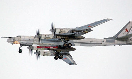 Các mẫu thử nghiệm được cho là tên lửa hành trình Kh-101 (màu đỏ) trên máy bay Tu-95 MS.