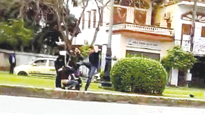 Cháu Tú bị người ngồi trong xe ô tô đá ngã bật ngửa ra bãi cỏ (hình ảnh cắt từ clip)