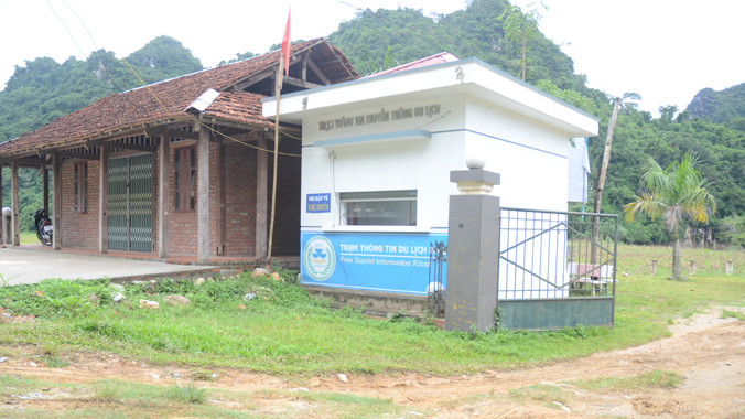 Trạm thông tin du lịch Ba Bể chênh vênh trước cổng bến thuyền Buốc Lốm