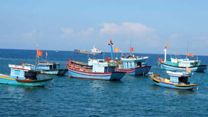 Tàu thuyền của ngư dân Lý Sơn ra khơi đánh bắt hải sản. 