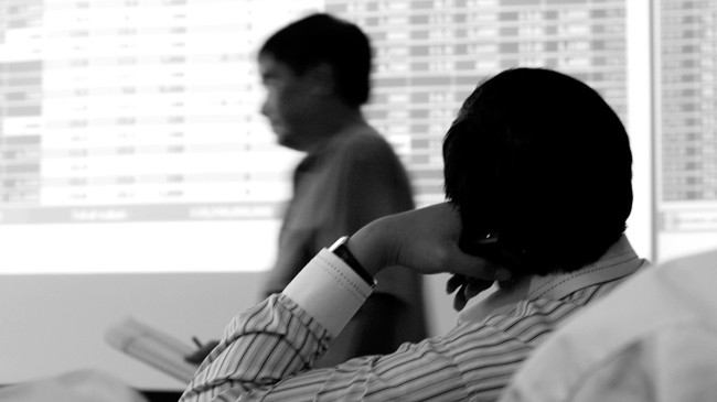  Thị trường chứng khoán đang có những phiên biến động lạ