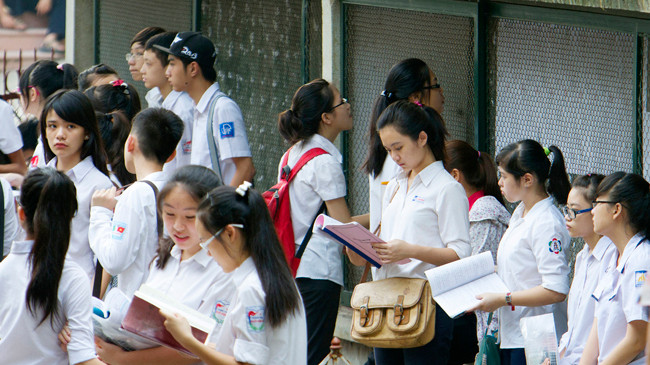 Thí sinh chuẩn bị trước giờ vào làm bài thi lên lớp 10 Trường THPT Quang Trung (Đống Đa, Hà Nội) năm 2014. Ảnh: Ngọc Châu