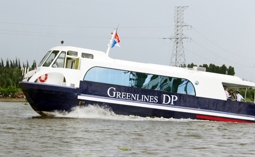 Tàu hai thân cao tốc triệu USD do kỹ sư Việt Nam thiết kế và sản xuất. Ảnh: Hữu Công