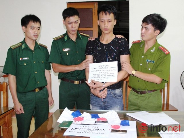 Đối tượng Toàn và tang vật vụ án. Ảnh: BĐBP Hà Tĩnh cung cấp. 