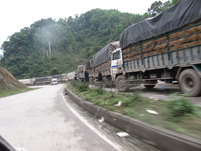 Tái diễn cảnh ùn ứ tại cửa khẩu Tân Thanh. Ảnh: Duy Chiến