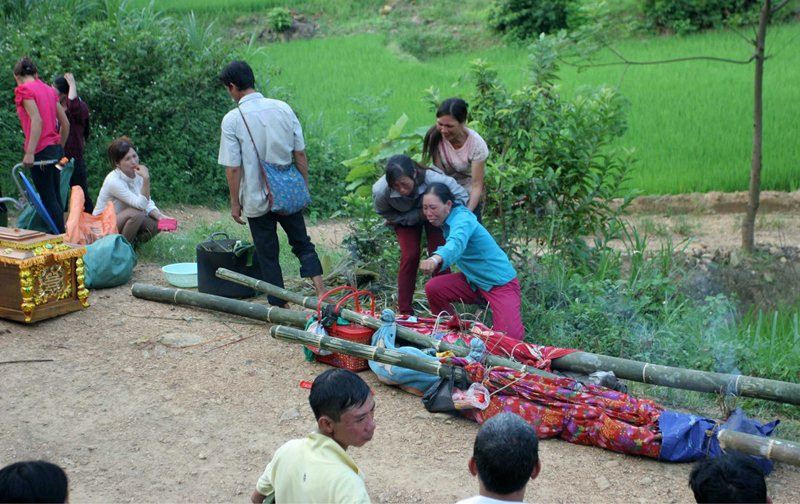 Đưa thi thể các nạn nhân đi an táng. Ảnh: Anh Tuấn