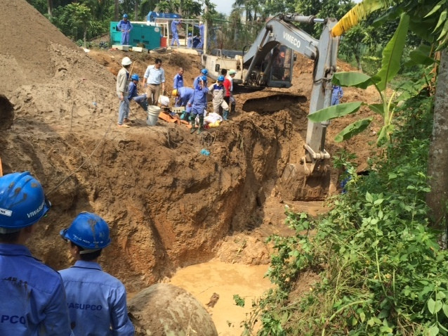 Sáng nay, công nhân đang tiến hành khắc phục sự cố. Ảnh: Tú Anh 