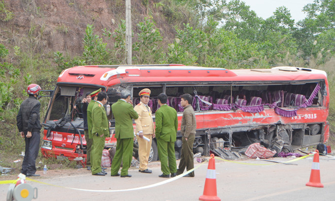 Chiếc xe khách nát bét sau cú va chạm với container. Ảnh: Hoàng Anh