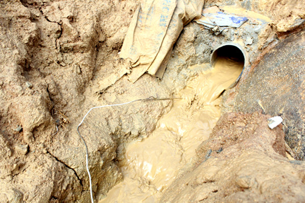 Nước từ trong đường ống ở mũi khoan cửa sau hầm thoát ra ngoài. Ảnh: VnExpress