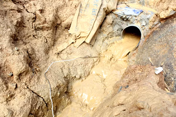 Nước từ trong đường ống ở mũi khoan cửa sau hầm thoát ra ngoài. Ảnh: VnExpress