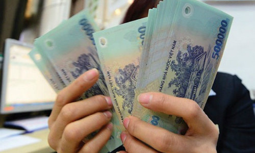 Nhân viên ngân hàng kỳ vọng năm nay sẽ được thưởng Tết nhiều hơn. Ảnh: PV.