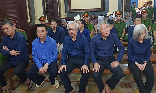 Bị cáo Trần Phương Bình (đeo kính) và các bị cáo khác. Ảnh: Văn Minh