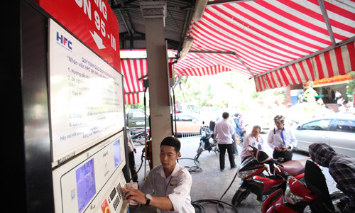 Giá xăng E5 ron92 giảm xuống còn 16.787 đồng mỗi lít vào 15g chiều ngày 21/12. Ảnh: Như Ý