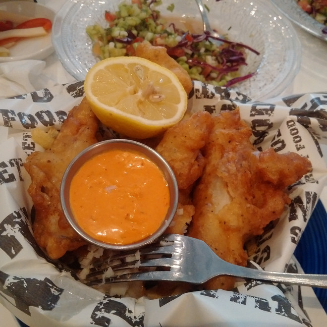 Cá tẩm bột chiên, món ăn rất được ưa chuộng tại nhà hàng Fish Market ở Tel Viv, ngay gần ĐSQ Việt Nam. Ảnh: Việt Hùng