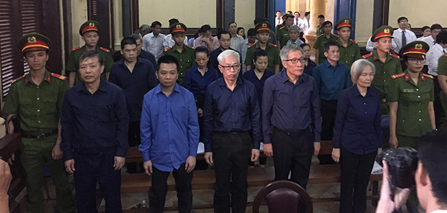 Các bị cáo đứng nghe đại diện Viện kiểm sát nhân dân luận tội. Ảnh: Văn Minh