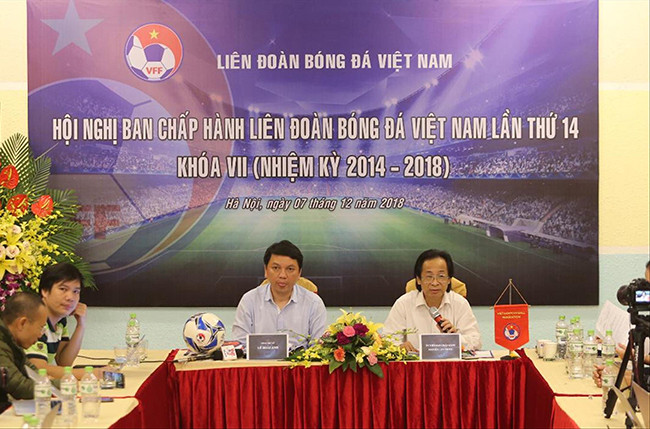 Đại diện VFF thông tin về công tác tổ chức Đại hội VFF khóa 8 tới báo chí sau phiên họp BCH VFF hôm qua. Ảnh: VSI