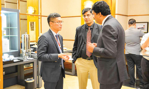 TS Đỗ Tuấn Đạt (bên trái) trao đổi cùng đối tác nước ngoài