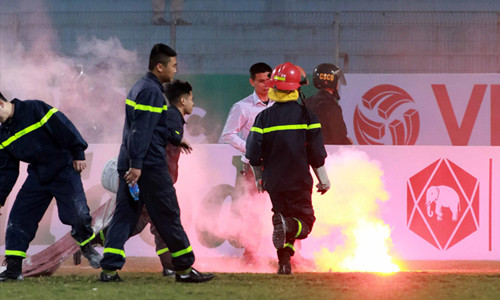Pháo sáng vẫn được đốt lên trên khán đài nhiều sân bóng tại V-League năm nay. Ảnh: VSI 