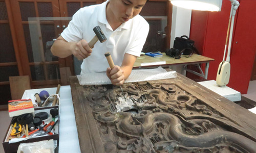 Chuyên gia phục dựng cánh cửa chùa Phổ Minh