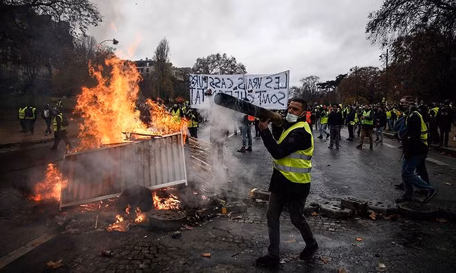 Một cảnh tượng hỗn loạn trên đường phố Paris. Ảnh: Guardian