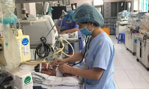Bác sĩ BV Nhi T.Ư chăm sóc bệnh nhân nhiễm virus 