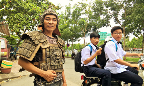 Phạm Việt Cường trong bộ giáp trụ anh thiết kế cho một bộ phim sắp được thực hiện. Ảnh: Trần Nguyễn Anh