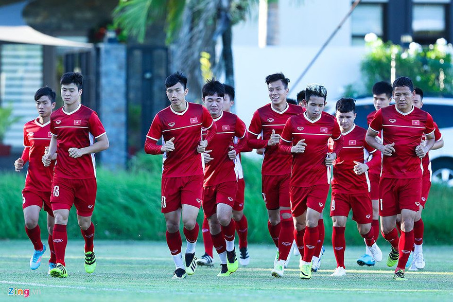 Các tuyển thủ Việt Nam tập luyện trước trận đấu