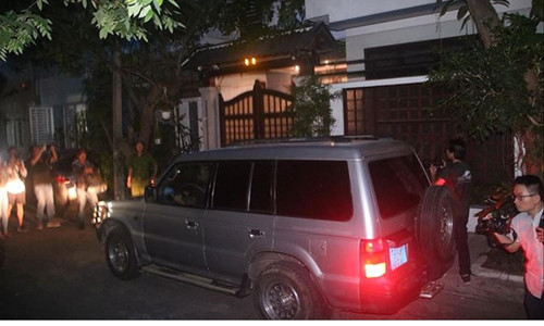 Cảnh sát khám xét nhà bị can Đào Tấn Bằng, nguyên Chánh Văn phòng Thành ủy Đà Nẵng. Ảnh: Nguyễn Thành