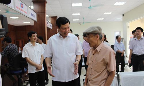 Ông Nguyễn Đức Long, Chủ tịch UBND tỉnh Quảng Ninh trò chuyện với người dân tại Trung tâm hành chính công TP. Cẩm Phả