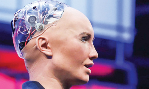 Bản thân Sophia có công nghệ theo dõi gương mặt, nhận dạng cảm xúc, trả lời theo cơ chế phản xạ khá đơn giản