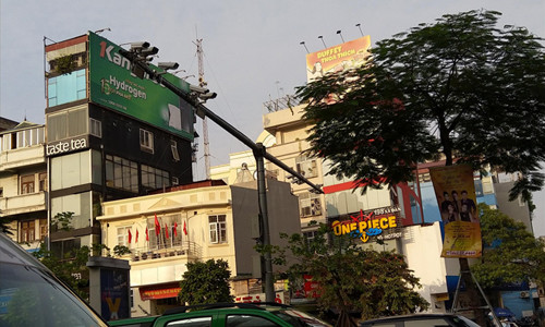 Sáu trong hơn 20 camera tại nút giao Xã Đàn – Phạm Ngọc Thạch cùng chĩa về một hướng. Ảnh: Sỹ Lực 