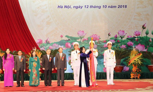 Quyền Chủ tịch nước Đặng Thị Ngọc Thịnh trao tặng Huân chương Lao động hạng Nhất cho Ủy ban Kiểm tra Trung ương. Ảnh: Phương Hoa/TTXVN